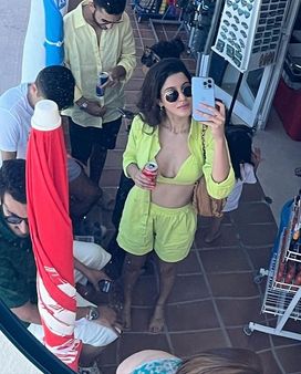 સ્પેનમાં મિત્રો સાથે મસ્તી કરી રહી છે શનાયા કપૂર