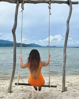 મોનોકિની પહેરી પોઝ આપ્યા