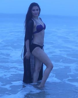 બ્લૂ બિકીનીમાં પોઝ આપ્યા