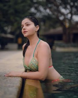 રૂબીના પૂલમાં પોઝ આપતી જોવા મળી હતી