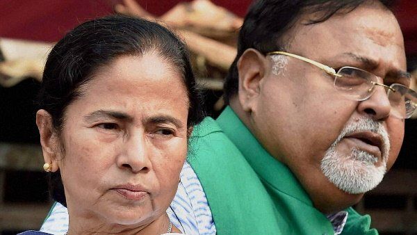 પાર્થ ચેટરજીની પૂછપરછ દરમિયાન અર્પિતા મુખર્જીના ઘરે દરોડા પાડવામાં આવ્યા હતા પાર્થ ચેટરજીની પૂછપરછ દરમિયાન અર્પિતા મુખર્જીના ઘરે દરોડા પાડવામાં આવ્યા હતા