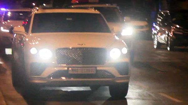 કારના ઉપરના ભાગે કોઈ રજિસ્ટ્રેશન નંબર ન હતો