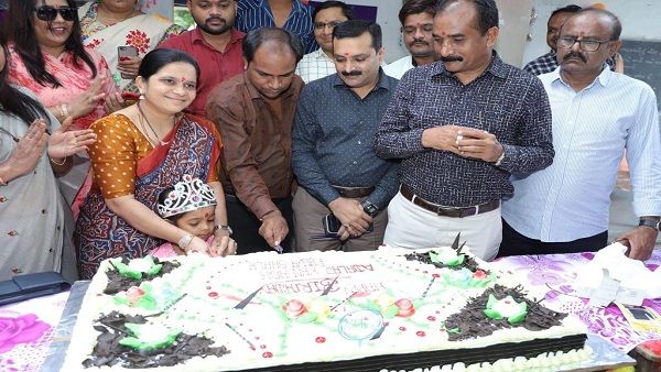 અડાલજ પ્રાથમિક શાળાના ૧૬૦માં જન્મ દિને કેક કાપીને ગામમાં સામુહિક ઉજવણી કરવામાં આવી