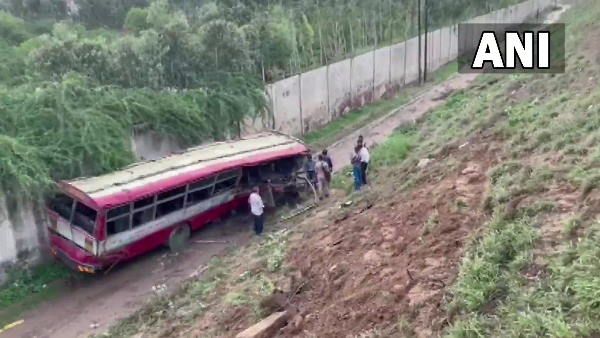 UPના અલીગઢમાં પુલ નીચે બસ ખાબકી, 1નુ મોત, કેટલાય ઘાયલ