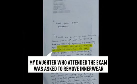 માતા સાથે પરીક્ષા કેન્દ્ર પર ગઈ હતી વિદ્યાર્થીની માતા સાથે પરીક્ષા કેન્દ્ર પર ગઈ હતી વિદ્યાર્થીની