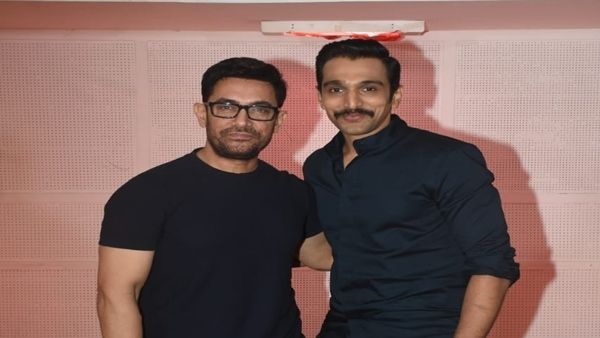 આમિર ખાને પ્રતીક ગાંધી સામે ખોલ્યો રાઝ, ગુજરાતી રંગભૂમિથી શરૂ કરી હતી કરિયર