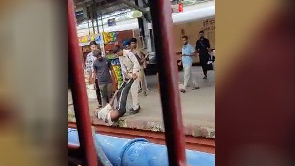 રેલવે ટ્રેક પાસેના પ્લેટફોર્મ પર ઊંધા લટકાવ્યા