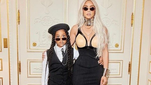 વિચિત્ર અંદાજમાં પુત્રી સાથે જોવા મળી કિમ કાર્દાશિયન, ફેશનને લઈને ટ્રોલ્સના નિશાને ચડી!