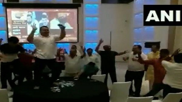 મહારાષ્ટ્રથી બહાર ગયા બાગી ધારાસભ્ય