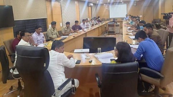 ઔરંગા નદીમાં પૂર આવતાં પ્રભારીમંત્રી નરેશ પટેલે વહીવટીતંત્ર સાથે સમીક્ષા બેઠક કરી
