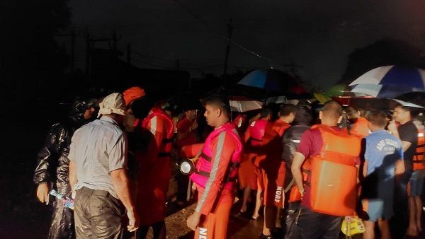 કરજણ નદીમાં ફસાયેલી લોકોનું NDRF-SDRFની ટીમે અંધારામાં જ બહાદૂરીપૂર્વક તમામને રેસ્ક્યુ કરી જીવ બચાવ્યો