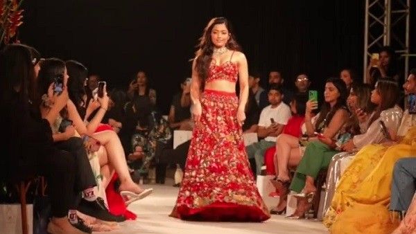 પહેલી વખત રેમ્પ પર ઉતરી નેશનલ ક્રશ રશ્મિકા મંદાના, રેડ લહેંગામાં મહેફિલ લૂટી!