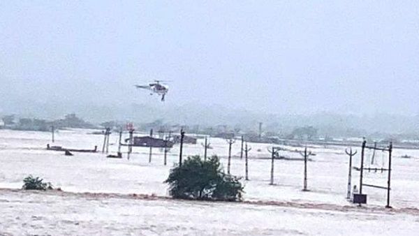 વલસાડમાં કોસ્ટગાર્ડ અને NDRF ટીમે હેલિકોપ્ટરથી રેસ્ક્યુ ઓપરેશન કરી ચાર લોકોના જીવ બચાવ્યા