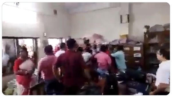 શિક્ષિકાના કપડા ઉતાર્યા બાદ ખૂબ માર માર્યો
