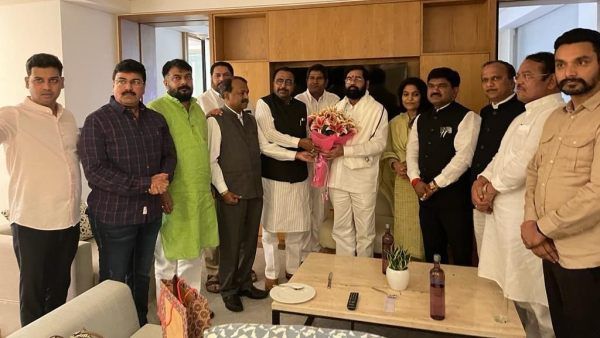 12 સાંસદો સીએમ શિંદેને મળવા પહોંચ્યા