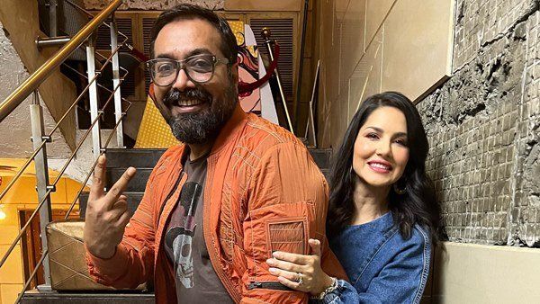 સની લિયોનીના ખોળામાં બેઠો અનુરાગ કશ્યપ, અભિનેત્રીએ કહ્યું- 'હું આ ક્યારેય ભૂલી નહીં શકું...'