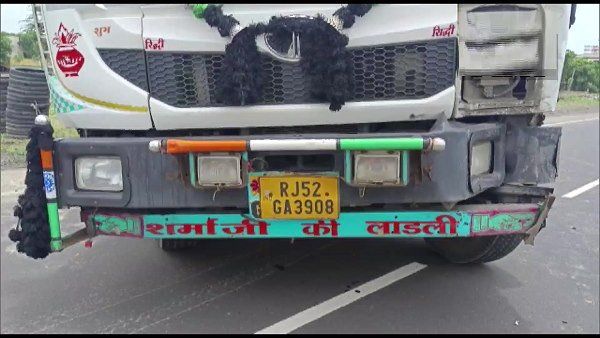 મહિલા પોલીસ અધિકારીને ટ્રકે કચડી