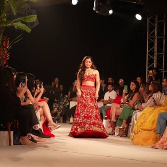 રશ્મિકાએ લાલ લહેંગામાં મહેફિલ લૂંટી રશ્મિકાએ લાલ લહેંગામાં મહેફિલ લૂંટી