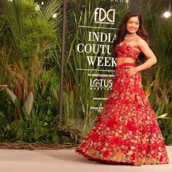 રેમ્પ પર રશ્મિકા સુંદર લાગી રહી છે રેમ્પ પર રશ્મિકા સુંદર લાગી રહી છે