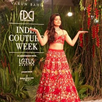 પહેલી વખત રેમ્પ પર ઉતરી રશ્મિકા મંદાના પહેલી વખત રેમ્પ પર ઉતરી રશ્મિકા મંદાના