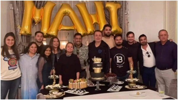 ધક્કા લાગતા ધોની પડી ગયો હતો.