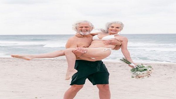 70 વર્ષના દાદીને મળ્યો સાચો પ્રેમ, 69 વર્ષના બોયફ્રેન્ડ સાથે લગ્ન કરી હવે રોમાન્સ કરી રહ્યાં છે!