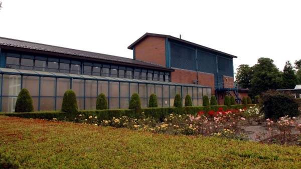 અધિકારી 25 અને કેદી 28 વર્ષની હતી