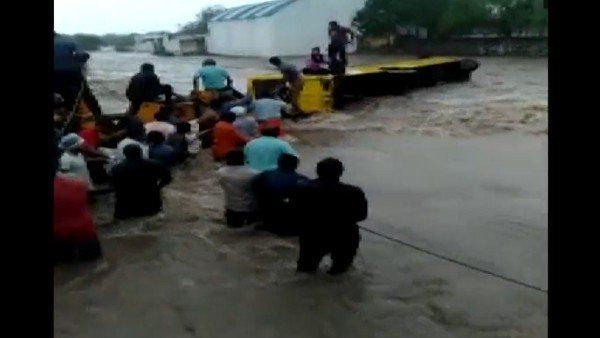Video: પાણીના જોરદાર વહેણથી જામનગરમાં સ્કૂલ બસ પલટી, સ્થાનિક લોકોએ બચાવ્યા ઘણા જીવ