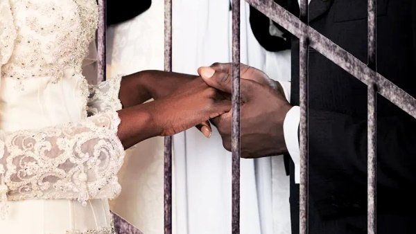 કેદીએ યુવાન જેલ અધિકારીને પોતાની જાળમાં ફસાવી અને પછી શરૂ થયો હદ વટાવતો ‘ધંધો’!