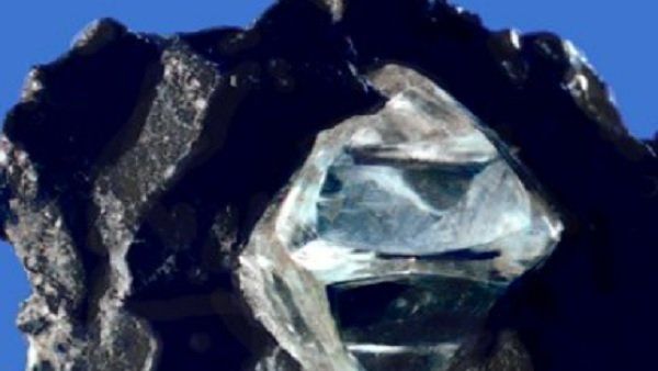 Diamonds: ચાર વર્ણના હોય છે હીરા, ઘરમાં રાખવાથી આવે છે અખૂટ સંપત્તિ