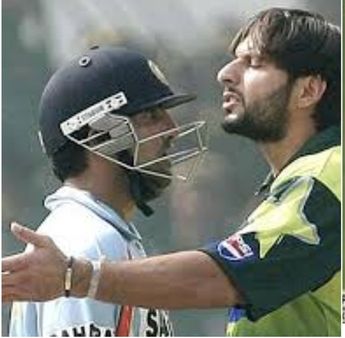 વર્ષ 2007માં શાહિદ આફ્રિદી અને ગૌતમ ગંભીર વચ્ચેની લડાઇ વર્ષ 2007માં શાહિદ આફ્રિદી અને ગૌતમ ગંભીર વચ્ચેની લડાઇ