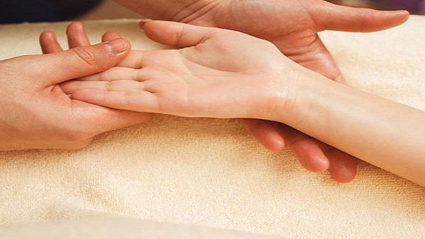 હાથની રેખાઓથી પત્નીના વ્યવહારને સમજો