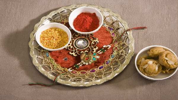 દીવો પ્રગટાવી આરતી કરો