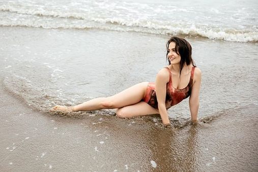 એલી ફિગર ફ્લોન્ટ કરતી દેખાઈ