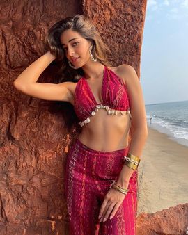 અનન્યા એકદમ બોલ્ડ લાગી રહી છે અનન્યા એકદમ બોલ્ડ લાગી રહી છે