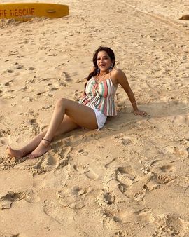 મોનાલિસા ફોટોમાં બોલ્ડ લાગી રહી છેે