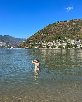 બ્લૂ બિકીનીમાં ગ્લેમરસ લાગી રહી છે