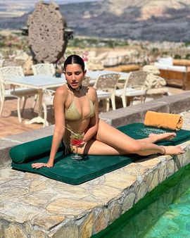 ગોલ્ડન બિકીની પહેરી પૂલમાં ઉતરી