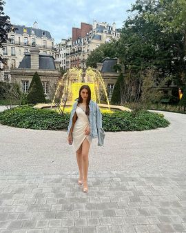 વ્હાઈટ શોર્ટ ડ્રેસમાં સ્ટનિંગ લાગી રહી છે