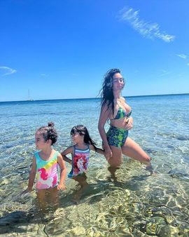 જ્યોર્જીના ફોટો શેર કરતી રહે છે