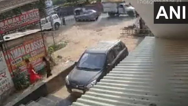 Video: કોચિંગ ક્લાસમાંથી પાછી આવતી છાત્રાને યુવકે ધોળે દિવસે મારી ગોળી, CCTVમાં ઝડપાયો