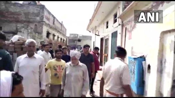 રાત્રિભોજન પછી પરિવાર સૂઈ ગયો રાત્રિભોજન પછી પરિવાર સૂઈ ગયો