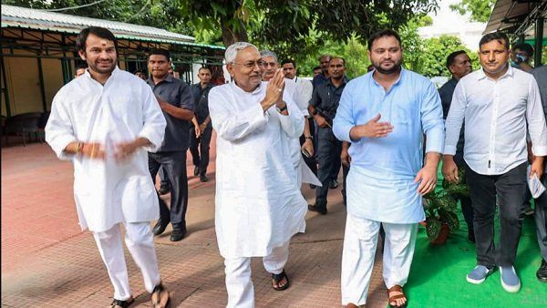 બિહાર કેબિનેટ વિસ્તરણ: નીતિશ કુમારે પોતાની પાસે રાખ્યો ગૃહ વિભાગ, જાણો તેજસ્વીને શું મળ્યું?