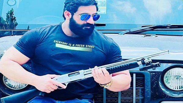 કોણ છે બોબી કટારિયા? પ્લેનમાં સિગરેટ પીતા વીડિયોથી થયો વિવાદ