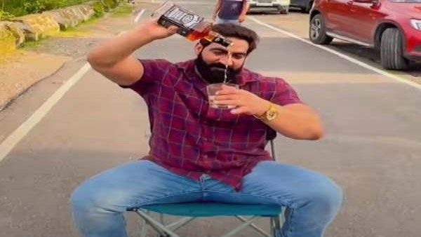 'રોડ અપને બાપ કી.... દાદાગીરી, અપુન કી દાદાગીરી' 'રોડ અપને બાપ કી.... દાદાગીરી, અપુન કી દાદાગીરી'