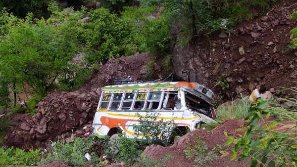 જમ્મુ કાશ્મીર: ઉધમપુરમાં ખાઇમાં પડી બસ, 8 વિદ્યાર્થી ઘાયલ