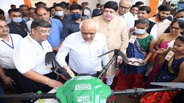 ગુજરાતમાં પ્રથમ વખત ડ્રોન ટેક્નોલોજી દ્વારા ખેતરમાં નેનો યુરિયાના છંટકાવનો