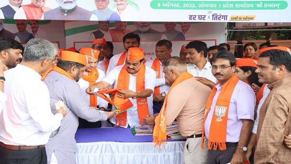 ભાજપ અધ્યક્ષ સી,આર.પાટિલ દ્વારા તિરંગા વિતરણ કરવામાં આવ્યા