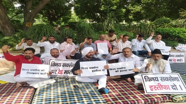 CBI હેડ ક્વાર્ટરની બહાર આમ આદમી પાર્ટીના ધારાસભ્યોના ધરણા CBI હેડ ક્વાર્ટરની બહાર આમ આદમી પાર્ટીના ધારાસભ્યોના ધરણા