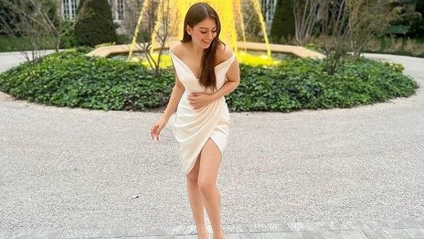 વ્હાઈટ શોર્ટ ડ્રેસમાં સ્ટનિંગ લાગી રહી છે હંસિકા મોટવાણી, કિલર અંદાજ સોશિયલ મીડિયા પર વાયરલ!